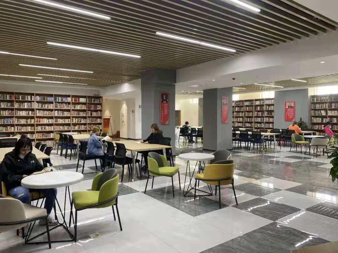 启贤住宿书院图书馆